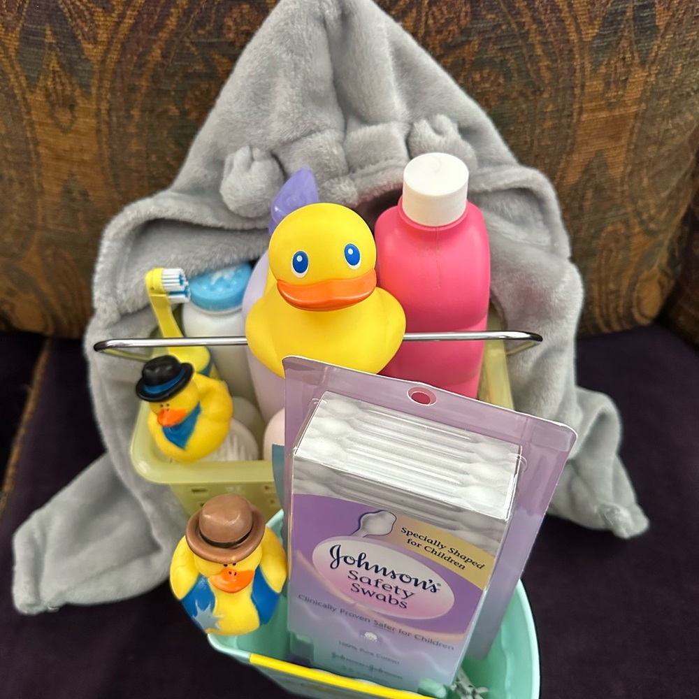 20 piece Bath Set with Yellow Water Temperature Duck 1-3 month Robe with Ears
